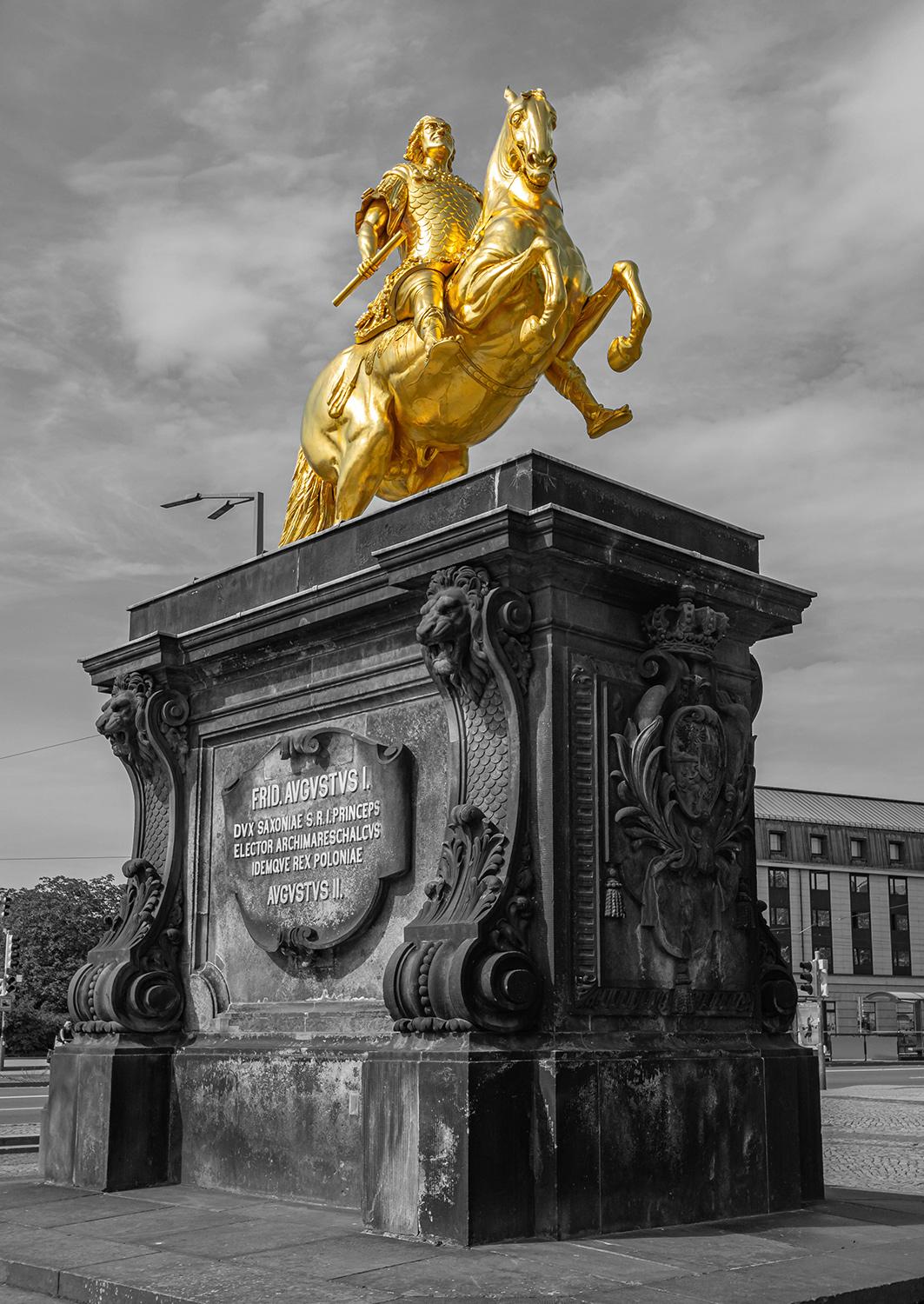 Der Goldene Reiter am Elbufer in Dresden - Sachsen
