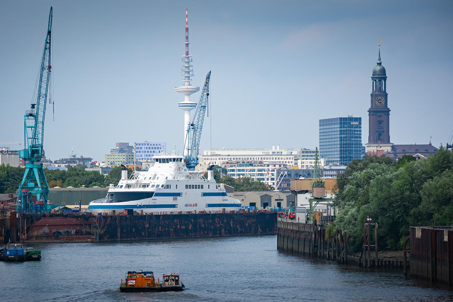 Die SAAREMAA im Hamburger Hafen