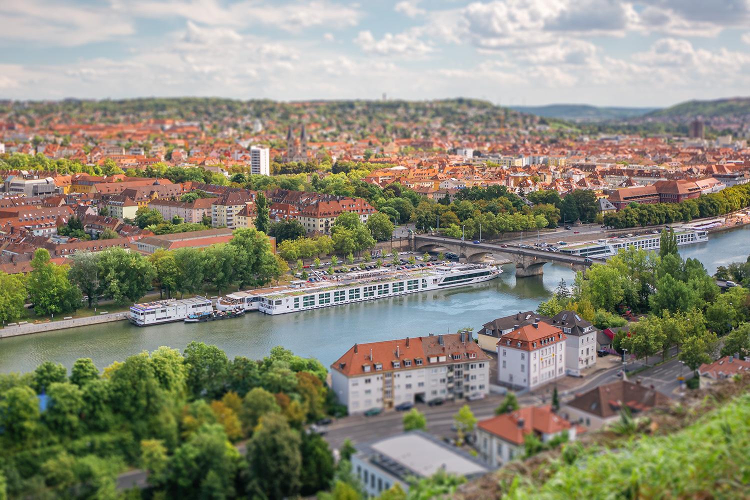 Fahrgastschiffe der "Weißen Flotte" in Würzburg - Bayern