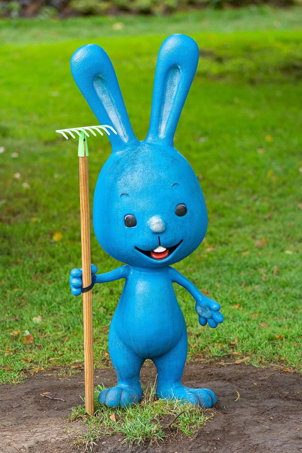 Hasi bei der Gartenarbeit - Rechen