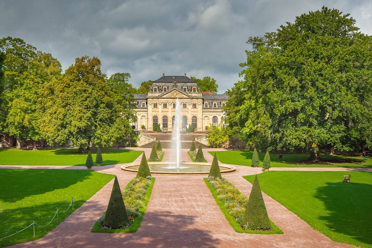 Schlossgarten mit Brunnen und Orangerie in Fulda - Hessen