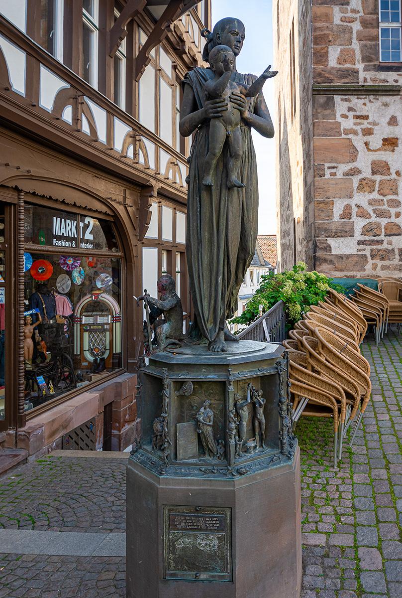 Statue der Sophie von Brabant auf dem Marktplatz in Marburg - Hessen