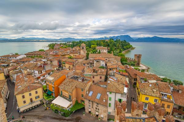 Blick auf die Altstadt von Sirmione am Gardasee - Italien