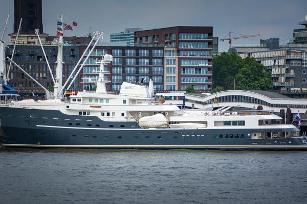 Die LEGEND Luxus-Explorer-Yacht - Hamburger Hafen