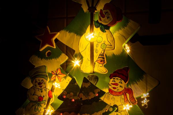 Drei Schneemänner am Weihnachtsbaum