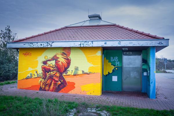 Graffito "Der Sonne entgegen fahren" - Parkplatz Saaleaue Nord (Sachsen-Anhalt)