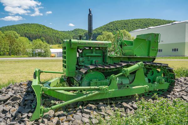 Historische Planierraupe UTB S-650