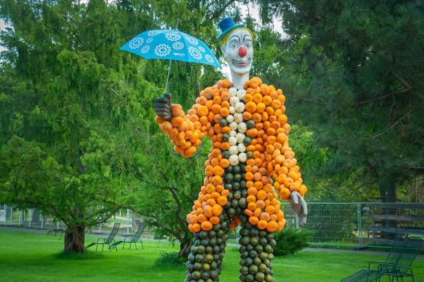 Kürbisausstellung egapark Erfurt 2019 - Clown mit Schirm