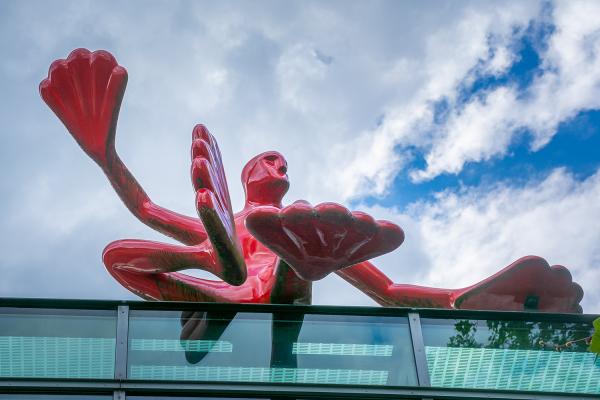 Rote Figur auf einem Dach in Hameln - Niedersachsen